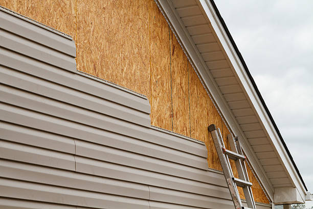 Professional Siding technician working in Warrenville, SC